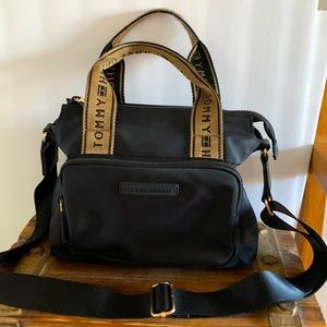 New with no tags Tommy Hilfger Crossbody logo purse black with golf logo handle